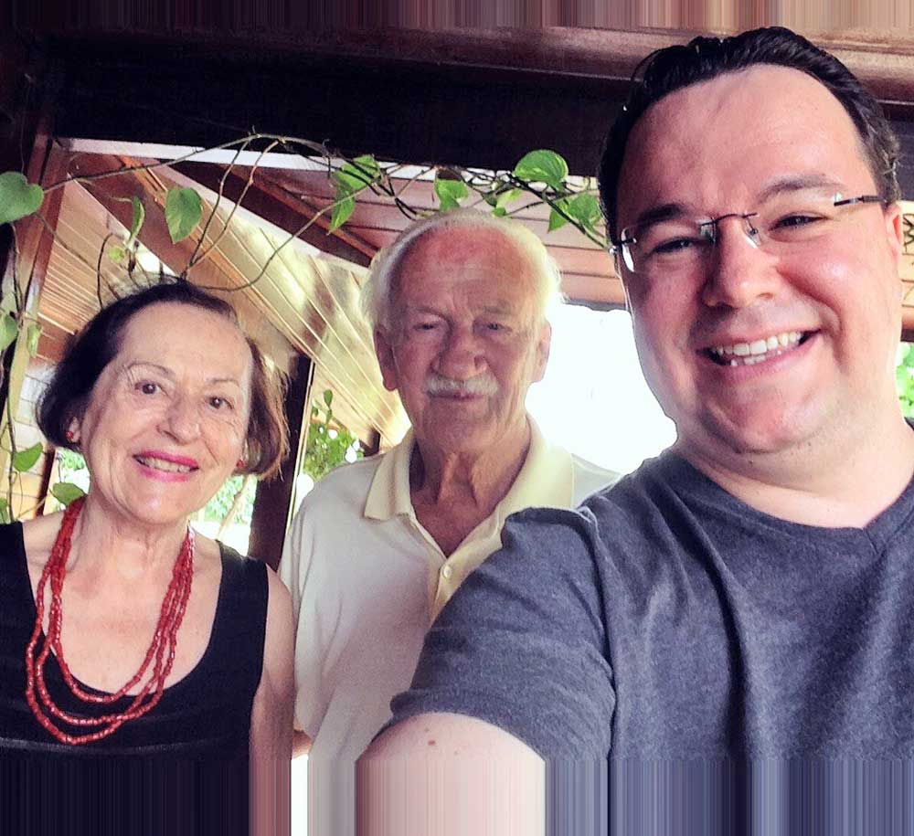 Cidinha Mahle, Ernst Mahle, and João Paulo Casarotti do a "selfie"!